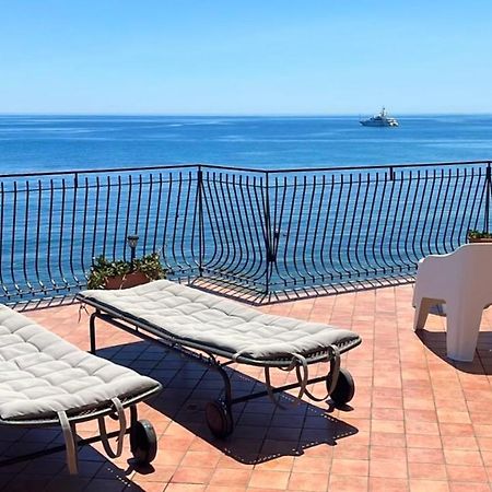 Miriam Sea Front Apartment Jacuzzi Giardini Naxos Exterior photo