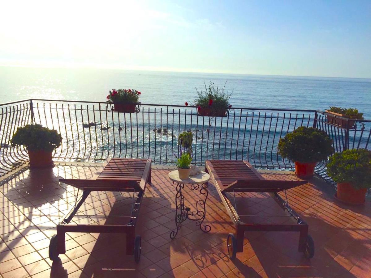 Miriam Sea Front Apartment Jacuzzi Giardini Naxos Exterior photo