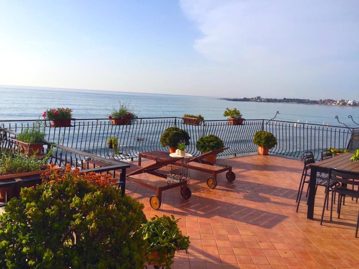 Miriam Sea Front Apartment Jacuzzi Giardini Naxos Exterior photo