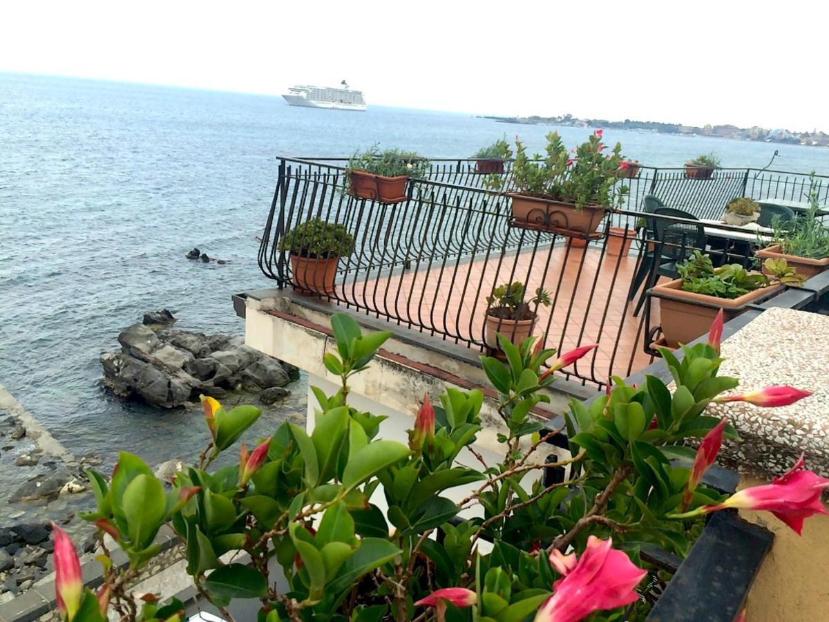 Miriam Sea Front Apartment Jacuzzi Giardini Naxos Exterior photo