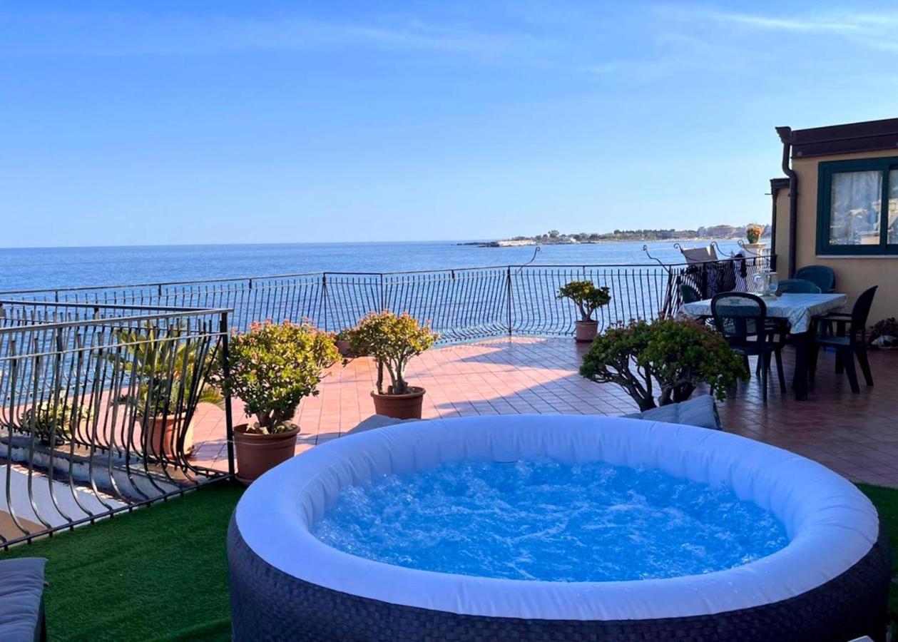 Miriam Sea Front Apartment Jacuzzi Giardini Naxos Exterior photo