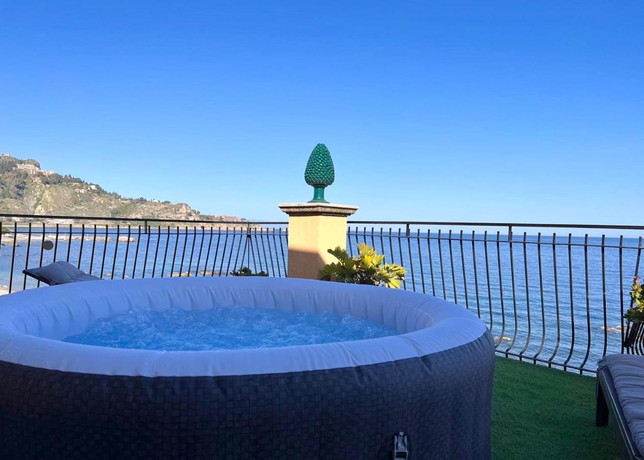 Miriam Sea Front Apartment Jacuzzi Giardini Naxos Exterior photo