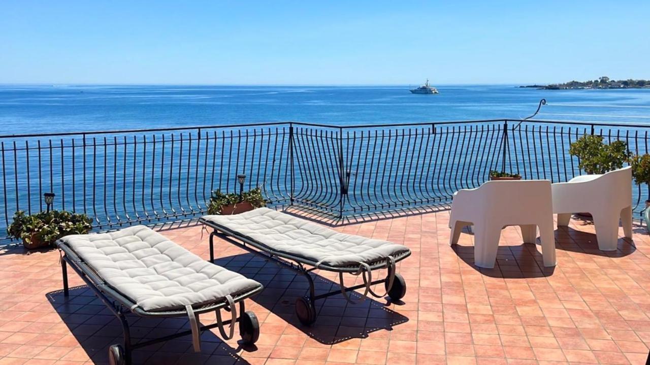 Miriam Sea Front Apartment Jacuzzi Giardini Naxos Exterior photo